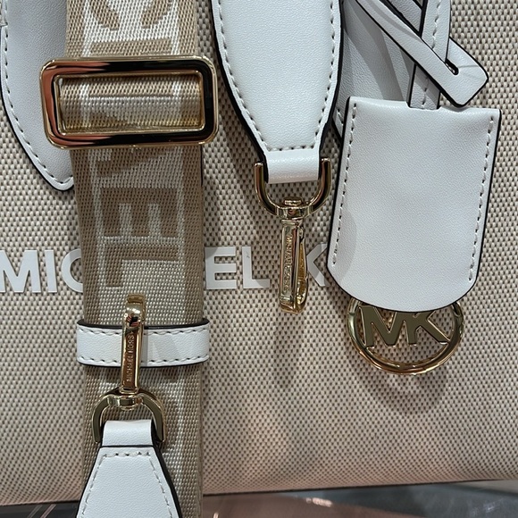 Michael Kors Mirella Small Shopper Top Zip Logo Crossbody XBODY
Optic White
NWT - Picture 13 of 16
